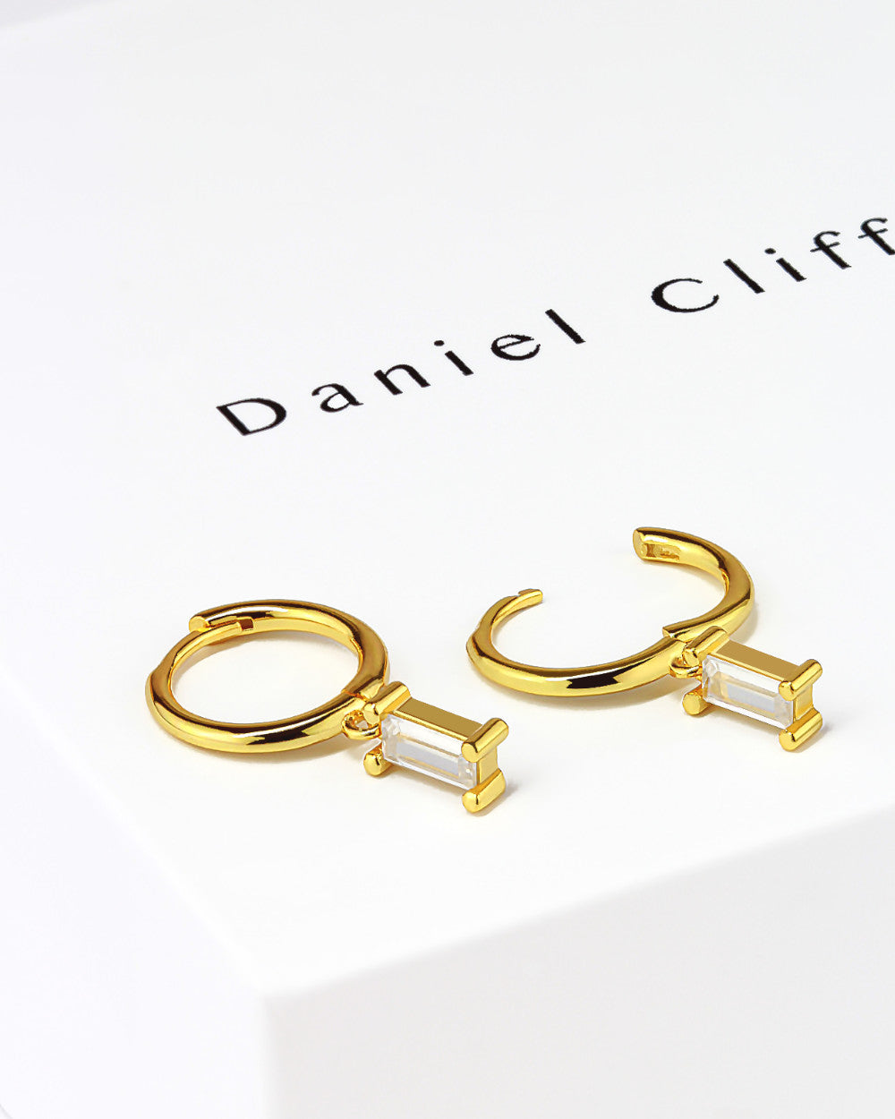 DANIEL CLIFFORD „Claire“ Damen Creolen Silber 925 vergoldet 18k Gold mit Anhänger Zirkonia, 11mm Klapp-Creolen mit Kristall-Anhänger#farbe_weiss