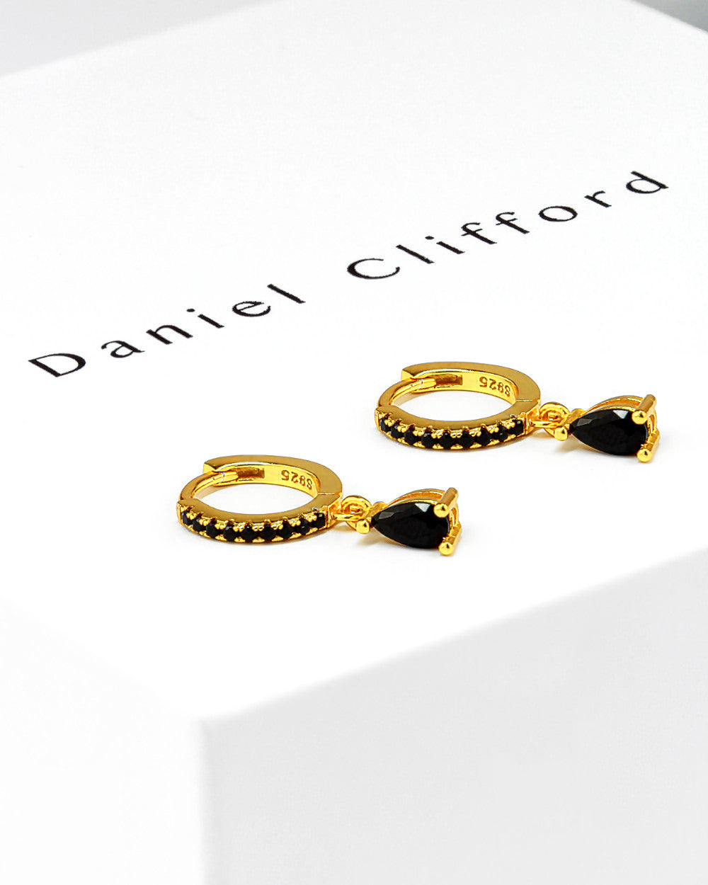 DANIEL CLIFFORD „Kiara“ Damen Creolen Ohrringe Silber 925 vergoldet 18k Gold mit Anhänger Kristall schwarz,  10mm Klapp-Creolen mit schwarzen Zirkonia Steinen