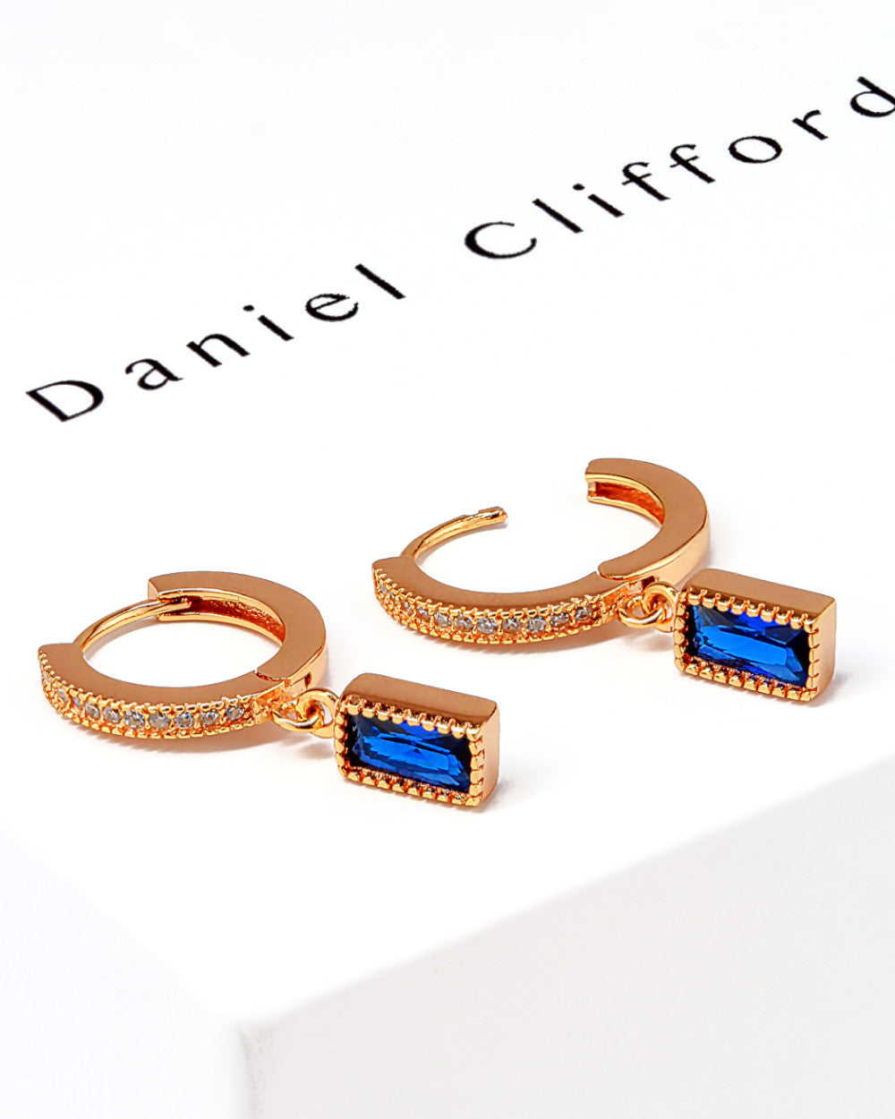 DANIEL CLIFFORD „Victoria“ Damen Ohrringe Creolen Silber 925 vergoldet 18k Gold mit Anhänger Zirkonia blau, 13mm Klapp-Creolen mit blauem Kristall-Anhänger